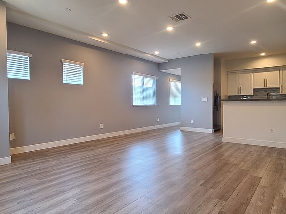 3rd image of 760 E 40th Pl