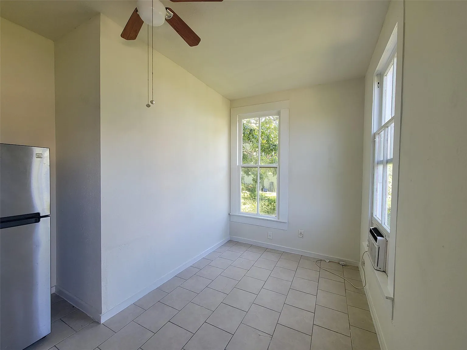 1 bed, 1.0 bath, 450 sqft, $725 — Photo 2