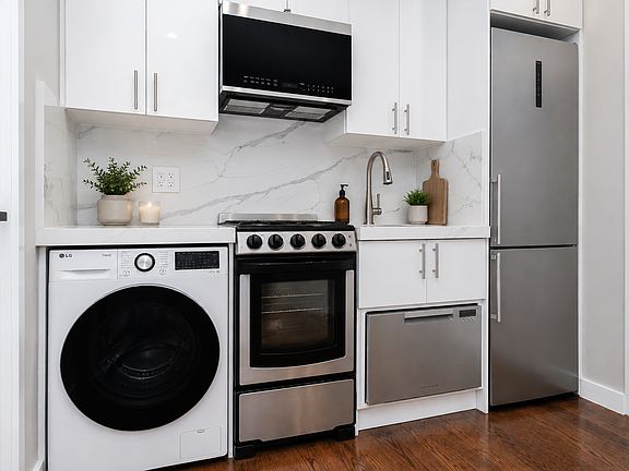 3rd image of 216 Thompson St APT 4R