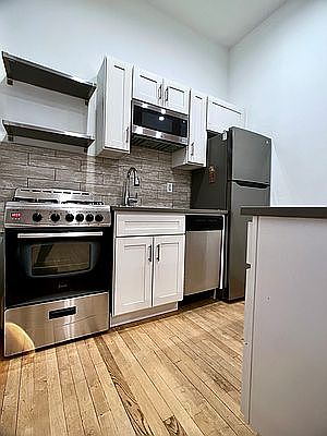 4th image of 101 W 126th St #28