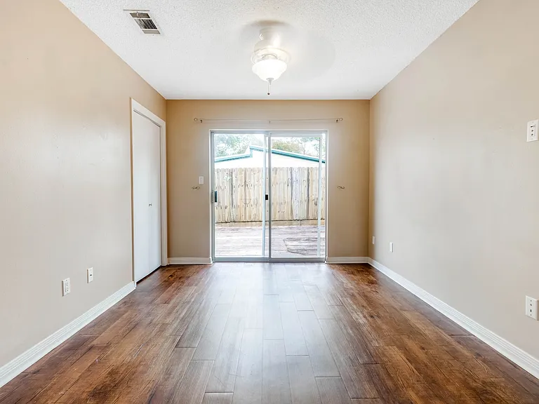 2060 Cambridge Cir — Photo 9