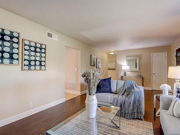 5th image of 25 Uxbridge Ct