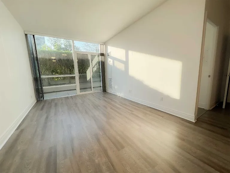 2240 Lake Shore Blvd W #309 — Photo 8