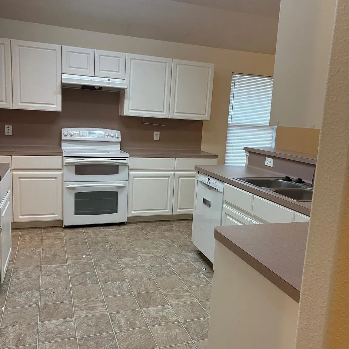 3 bed, 2.0 bath, 1530 sqft, $1,695 — Photo 2