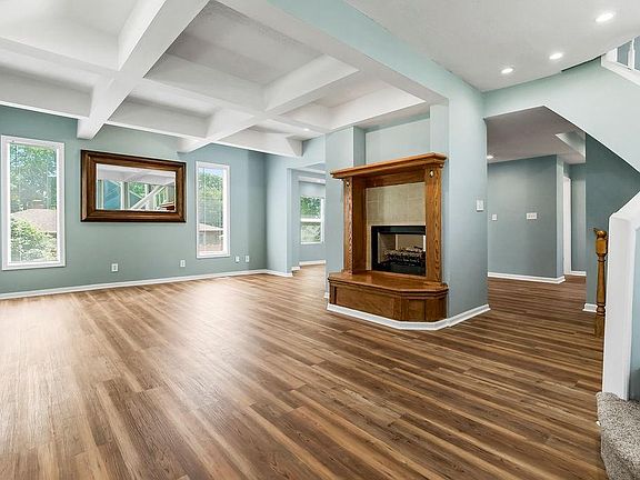 4th image of 111 W Southside Blvd