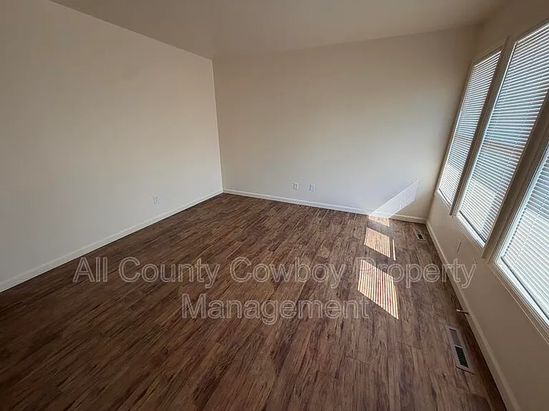 1015 E 8th St — Photo 5