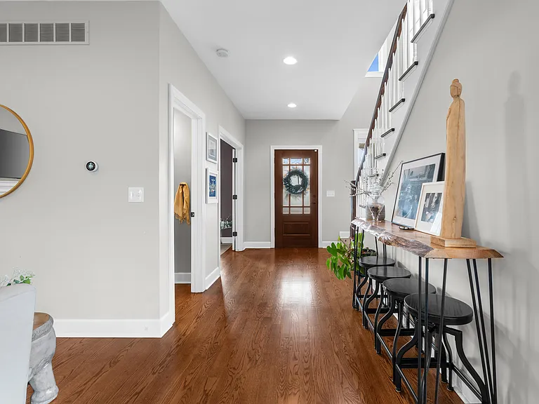 819 Irving Ave — Photo 8