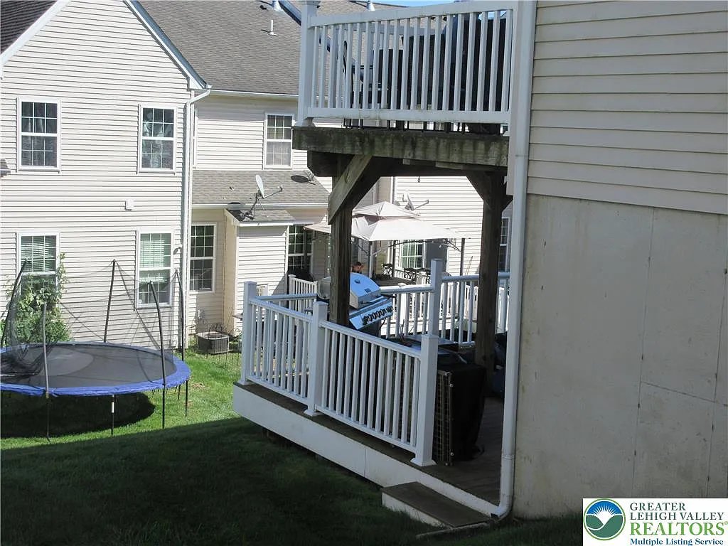 3 bed, 2.5 bath, 2523 sqft, $2,500 — Photo 2