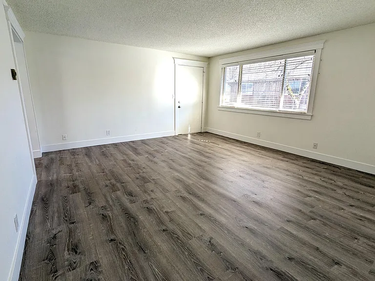 215 SW Kalmia St #D — Photo 9