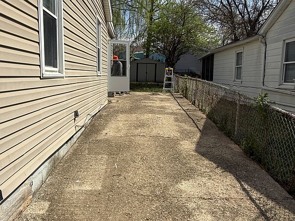 2nd image of 913 Byars Ave
