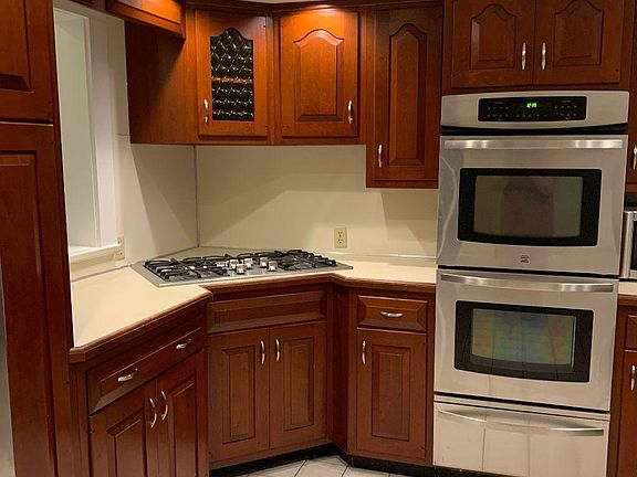 4th image of 17 Courtland St Floor 1