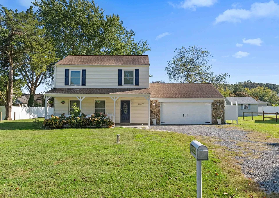 33220 Wandering Ln