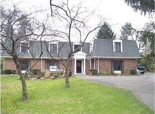 242 Moross Rd, Grosse Pointe Farms, MI 48236