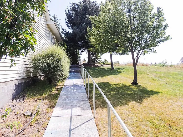 1038 W C St — Photo 15