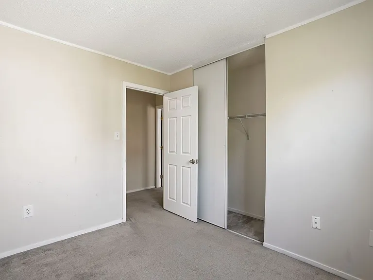 2391 Hunters Square Ct — Photo 18