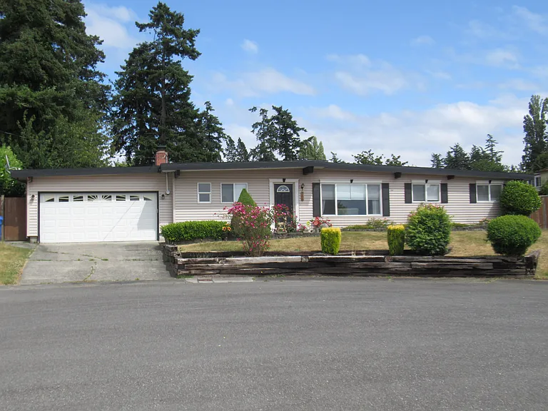 904 NE Meeter Ln — Photo 1