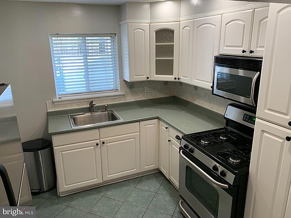 4th image of 945 Daly St
