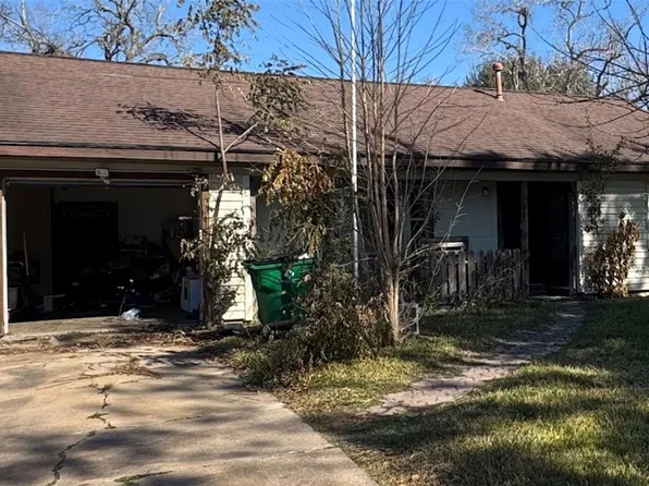 913 Southampton St, Angleton, TX 77515