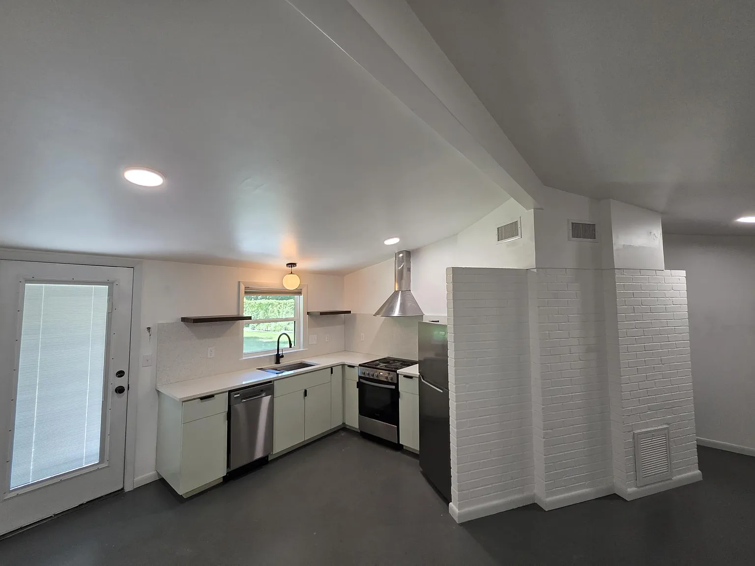 2 bed, 672 sqft, $1,800 — Photo 4