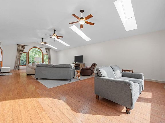 5th image of 3411 Oak Hill Dr NE