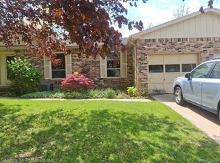 2513 Golden Shores Dr, Fenton, MI 48430