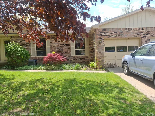 2513 Golden Shores Dr, Fenton, MI 48430
