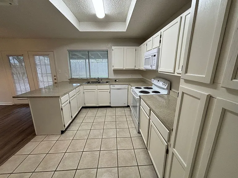 2514 Livingston Ln — Photo 16