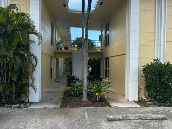 731 Hummingbird Way APT 1, North Palm Beach, FL 33408