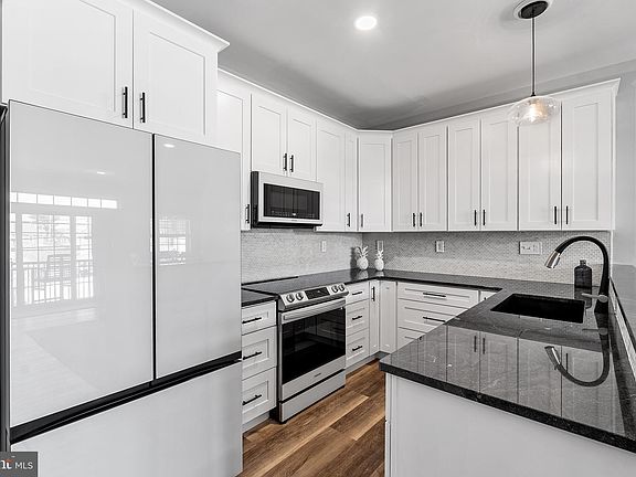 4th image of 306 Jefferson Ave #16