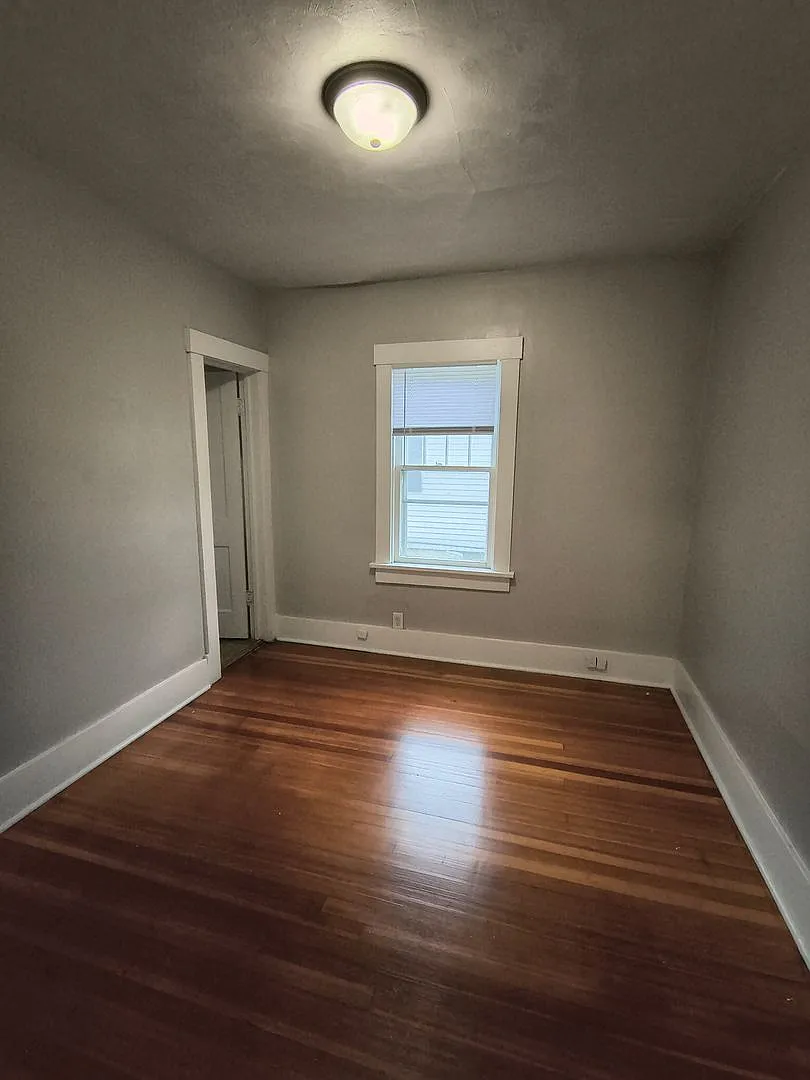 2 Bedroom Home with Basement & Garage — Photo 4
