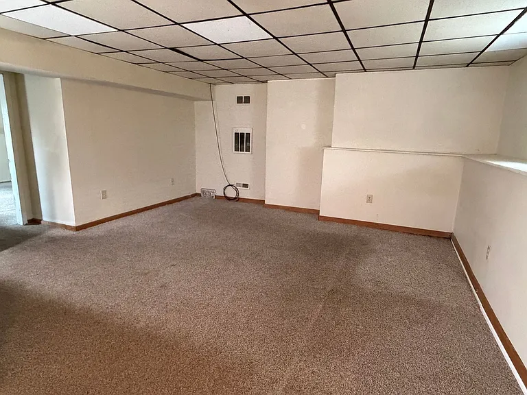 412 E Maiden St — Photo 4