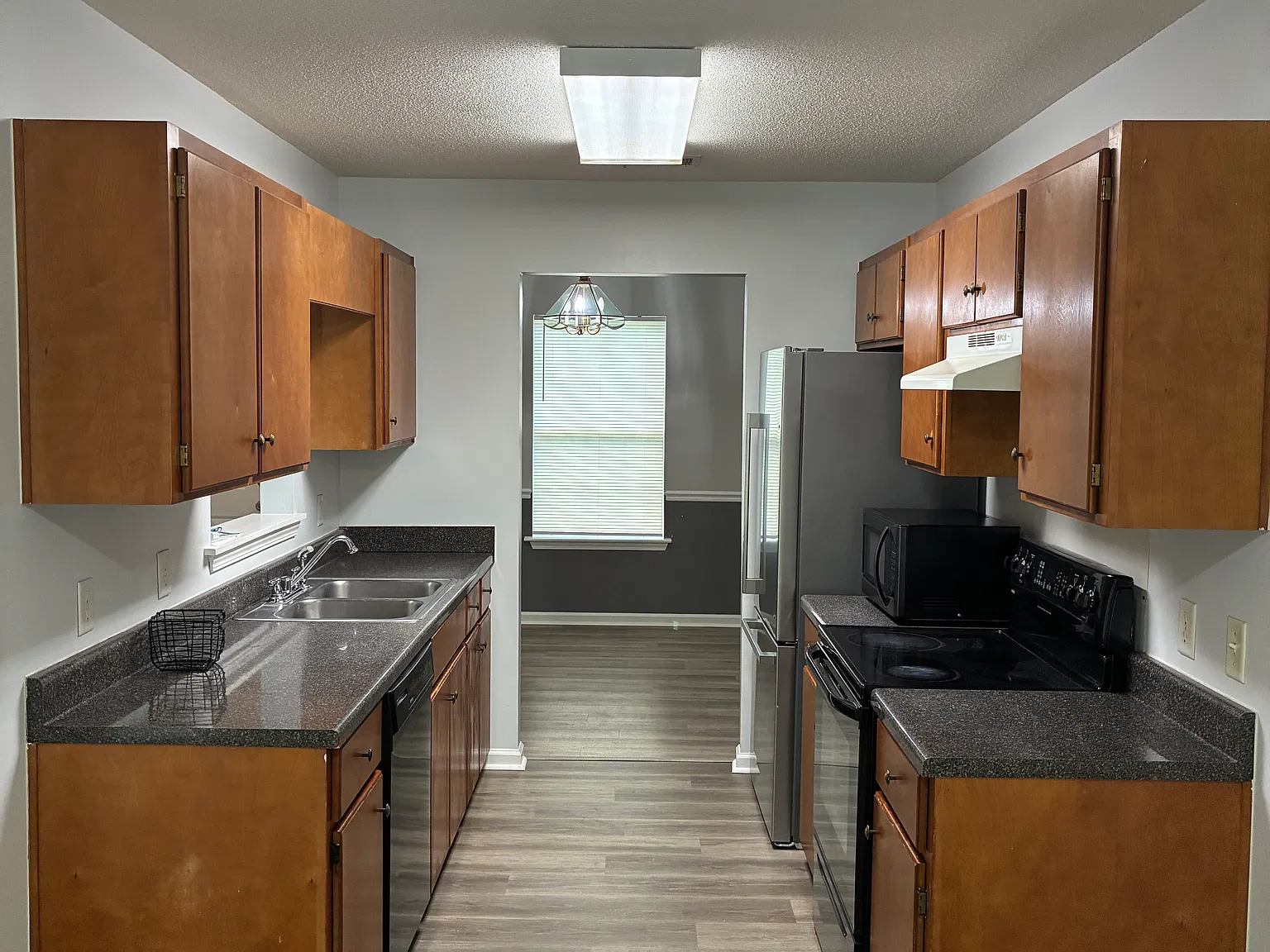 3 bed, 1416 sqft, $1,975 — Photo 4