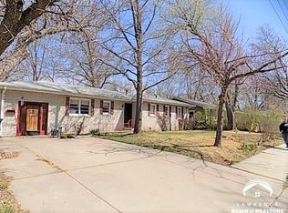 1402 E 19th St, Lawrence, KS 66046
