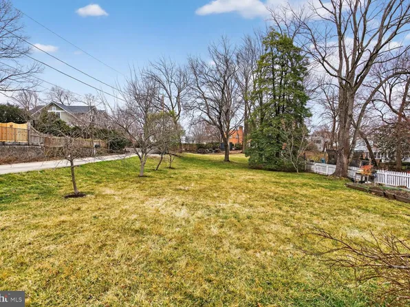 5715 27th St N, Arlington, VA 22207