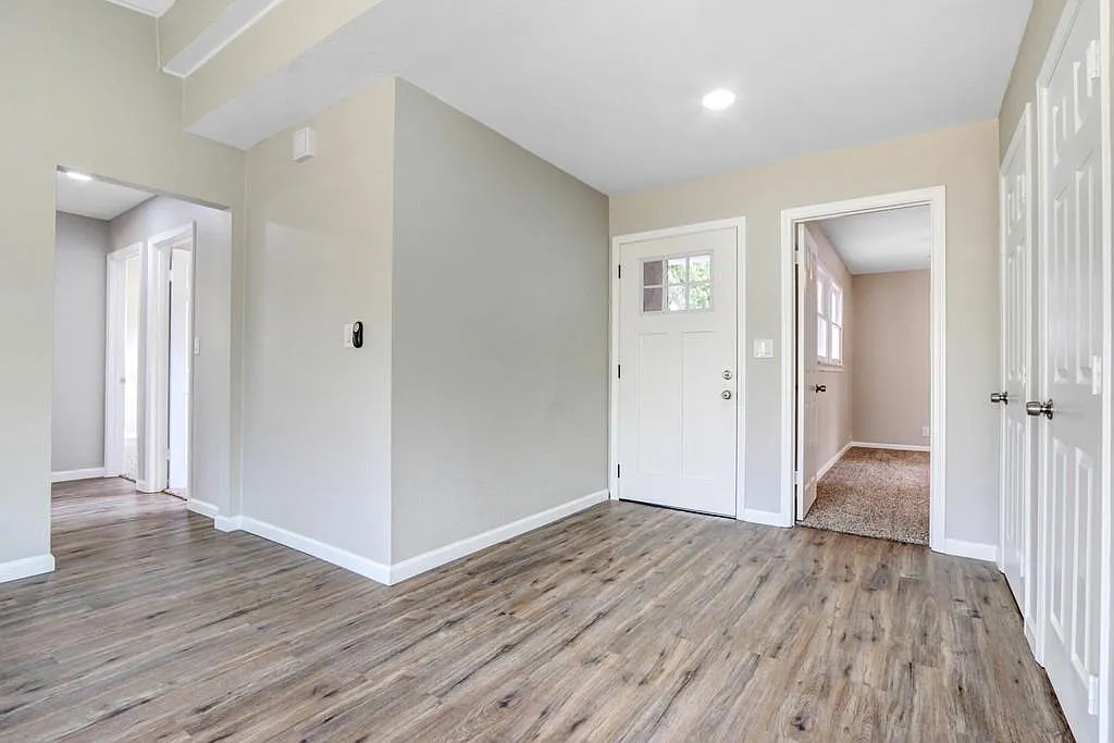 713 W Ave H-10 — Photo 3