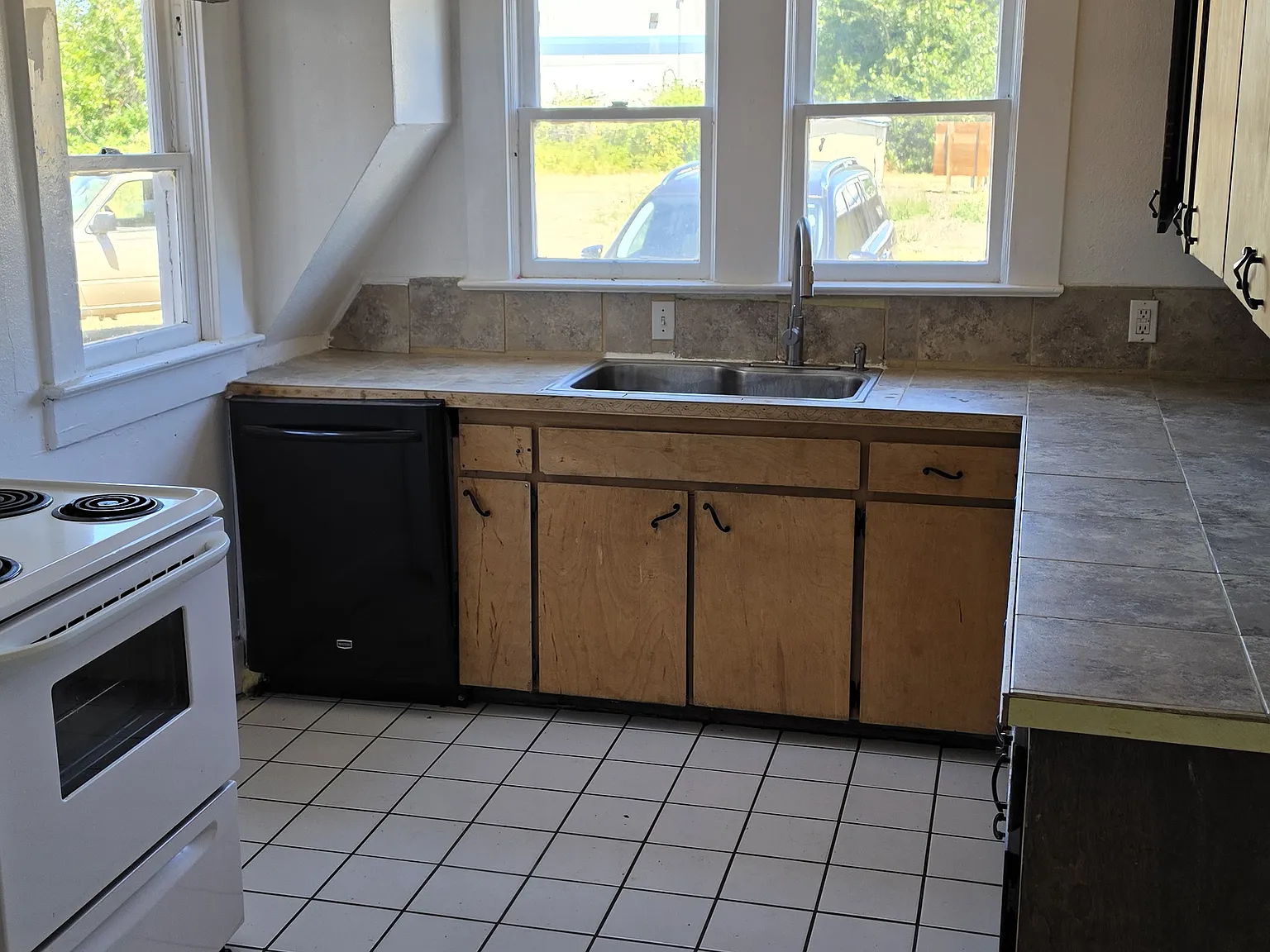 6 bed, 3500 sqft, $1,000 — Photo 3