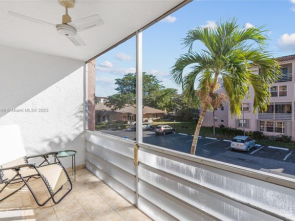 5th image of 2841 Somerset Dr APT 215