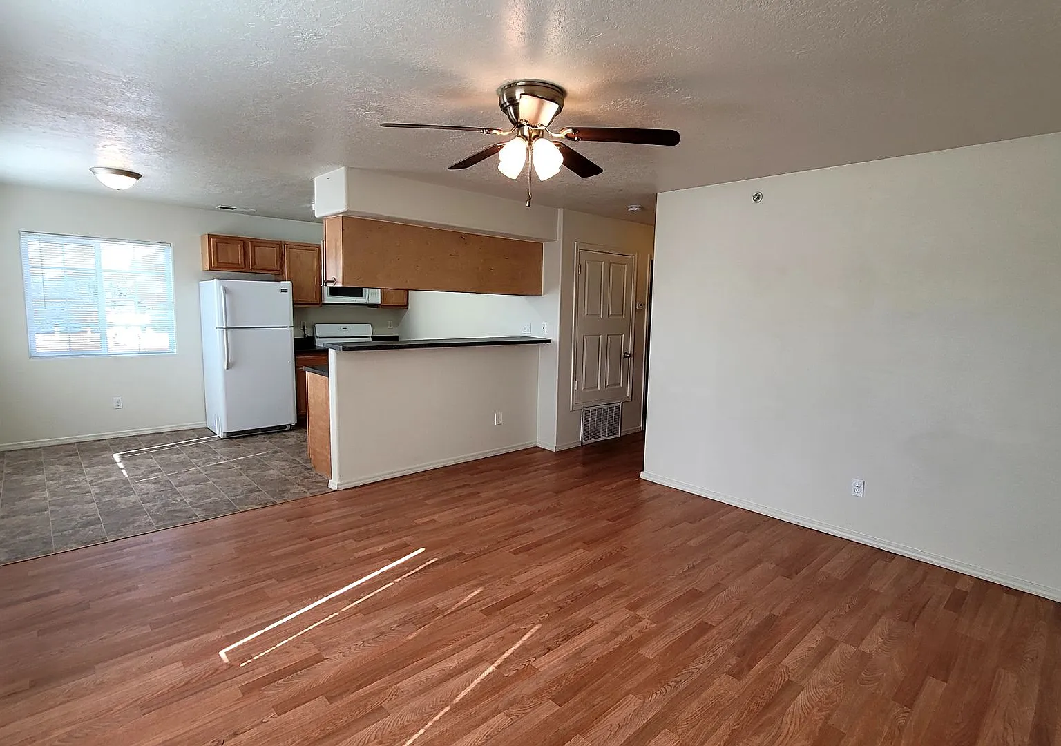 Valencia Apartments — Photo 2