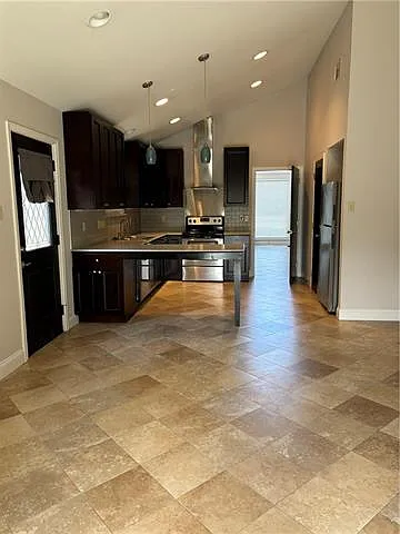 422 36th St — Photo 3