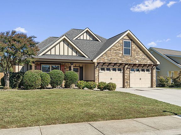 2nd image of 105 Holly Oak Ln