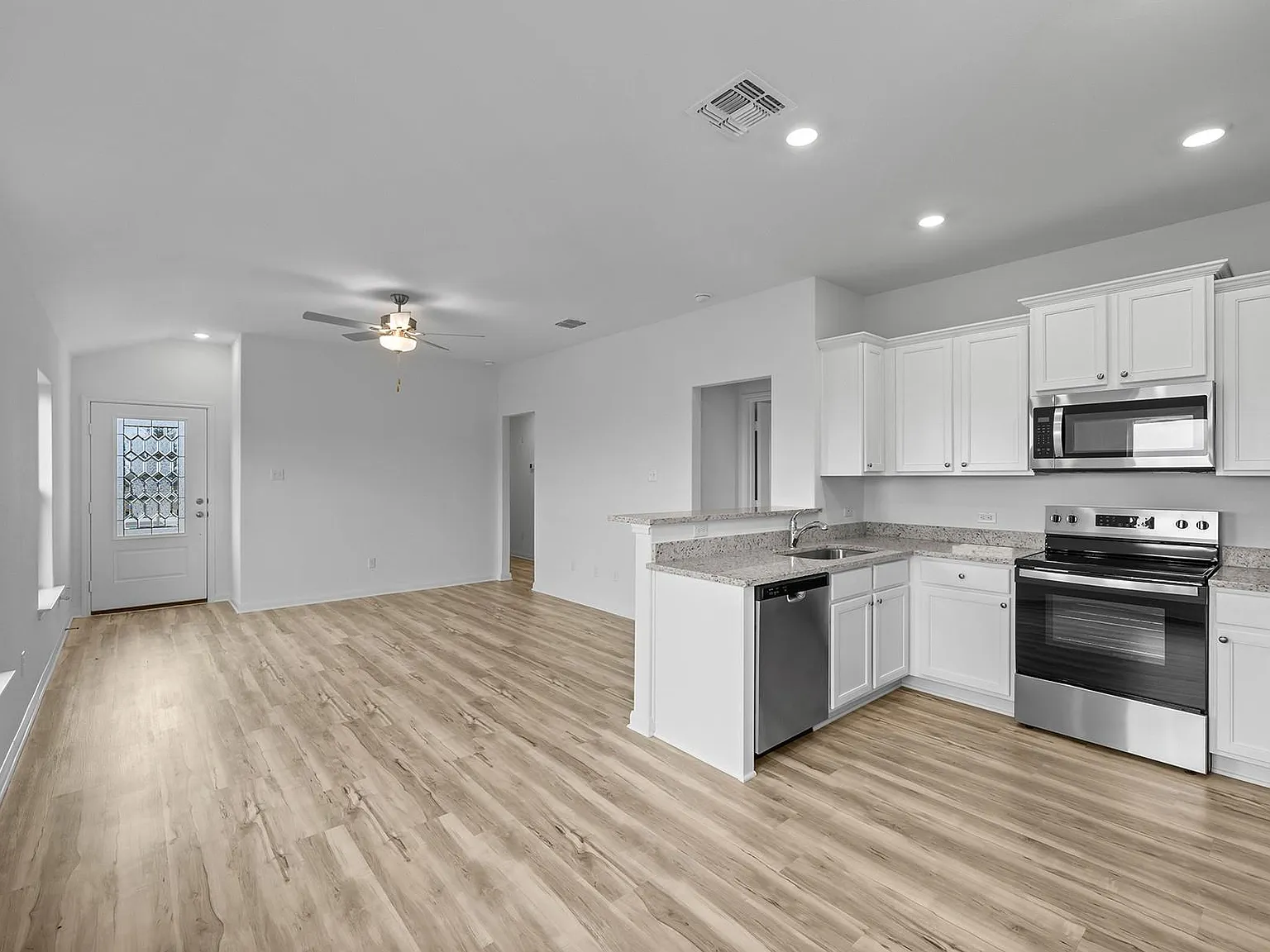 3 bed, 2.0 bath, 1076 sqft, $2,085 — Photo 4