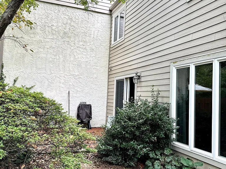130 Westbury Ct — Photo 15
