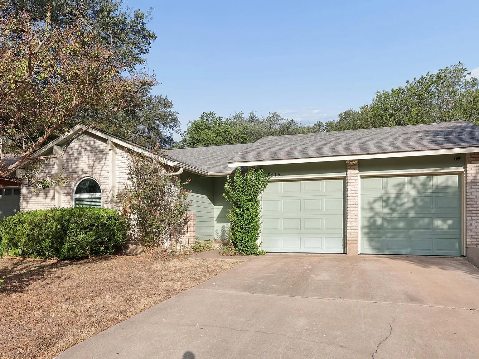 3 bed, 2.0 bath, 1220 sqft, $2,000 — Photo 2