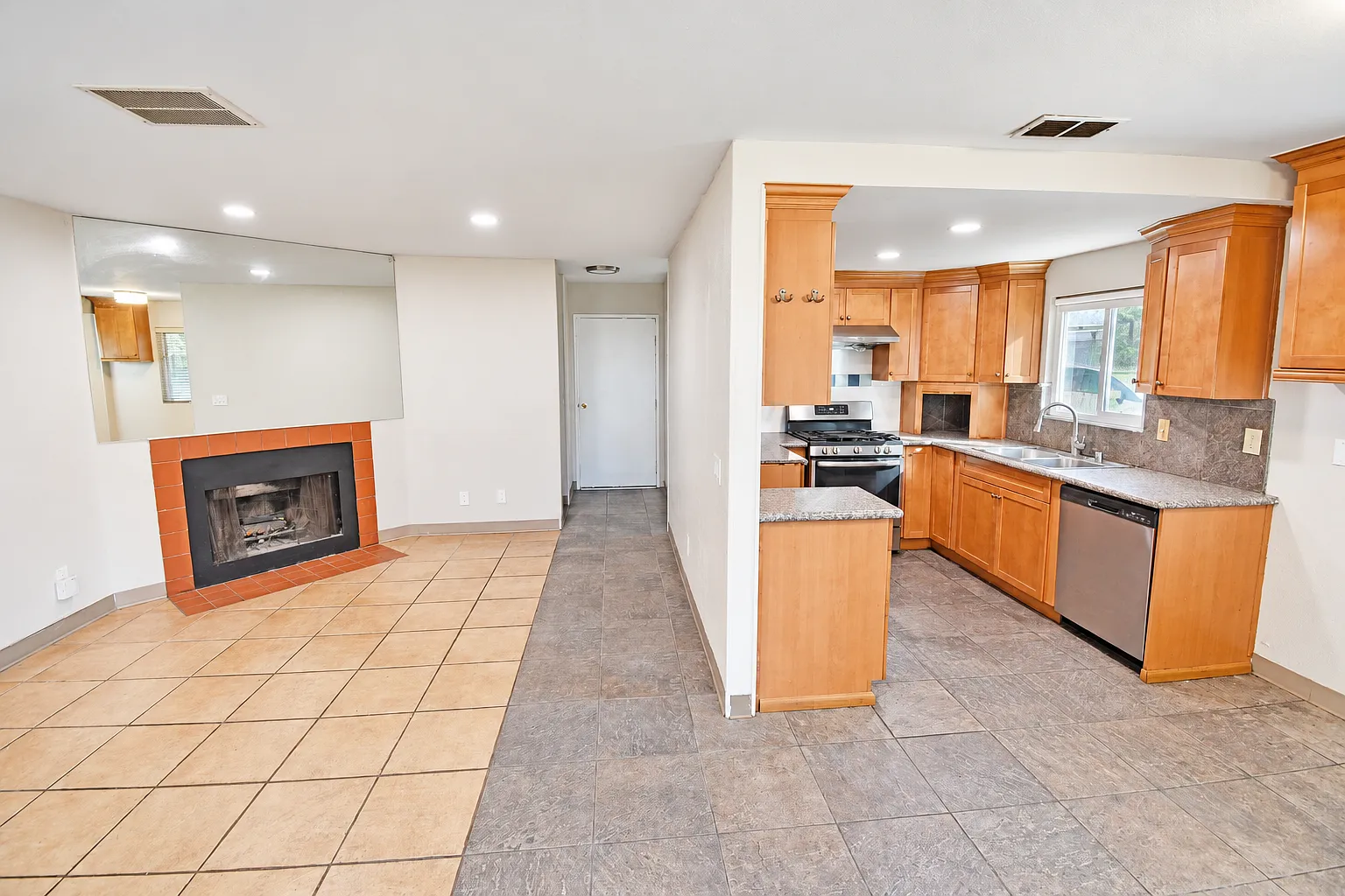 4 bed, 1404 sqft, $3,100 — Photo 3