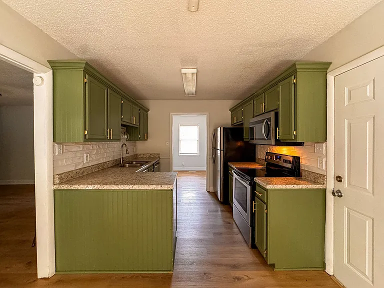 6747 Vaughn Rd — Photo 2