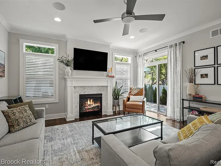 402 N Alexander Ave — Photo 3