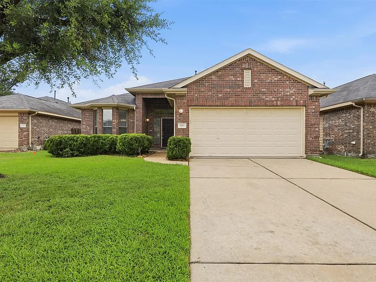 1911 Vale Brook Dr — Photo 1