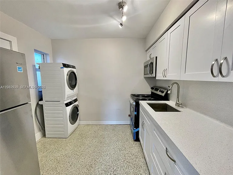 174 E 5th St #1 — Photo 4