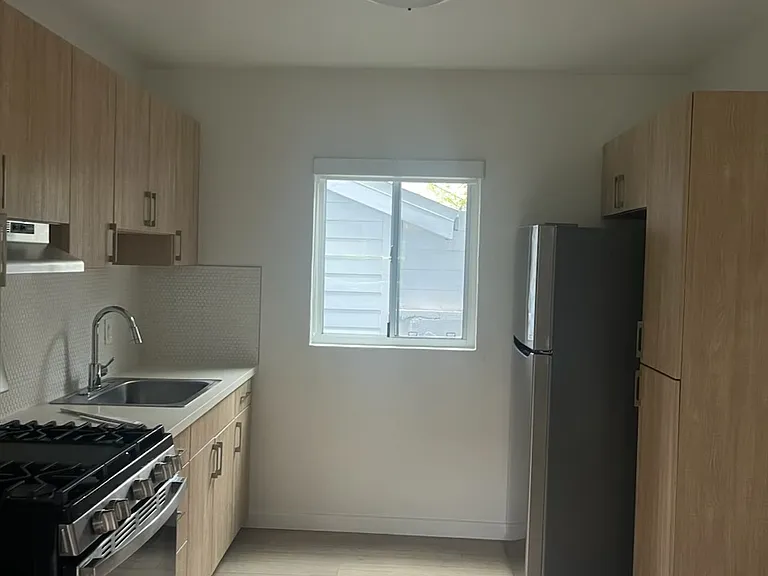 613 Westminster Ave #2 — Photo 2
