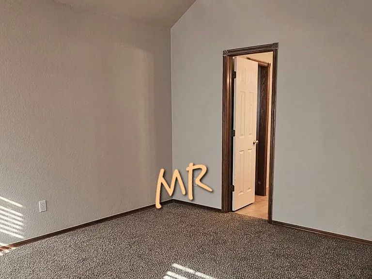624 E Katelyn Ln — Photo 11